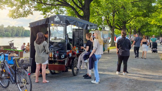 Der Kaffeemann mit seinem Kaffeefahrrad am Maschsee