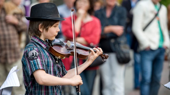 Kind-spielt-geige-fete-de-la-musique