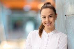 bewerbungsfotos businessportraits Frau Wand angelehnt bewerbungsfotos businessportraits Frau Wand angelehnt