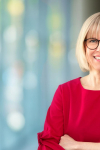 linkedIn profilbild frau rotes oberteil linkedIn profilbild frau rotes oberteil